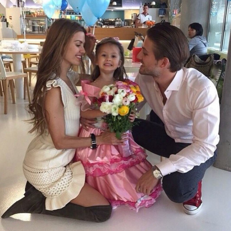 Виктория Боня с бывшим парнем и дочкой