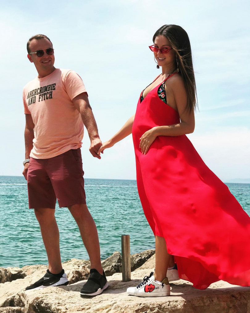 Беременная Нюша с мужем