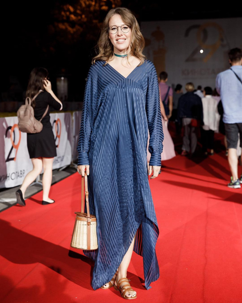 Ксения Собчак в синем платье