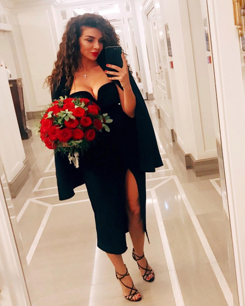 Анна Седокова в эффектном платье