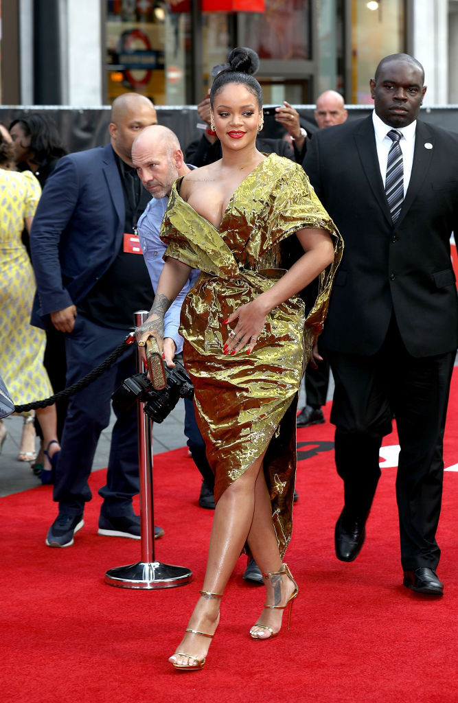 Рианна в золотом платье Poiret