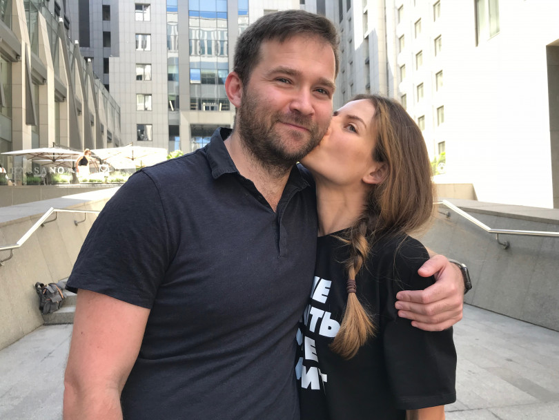 Анна Селюкова и Евгений Качалов целуются