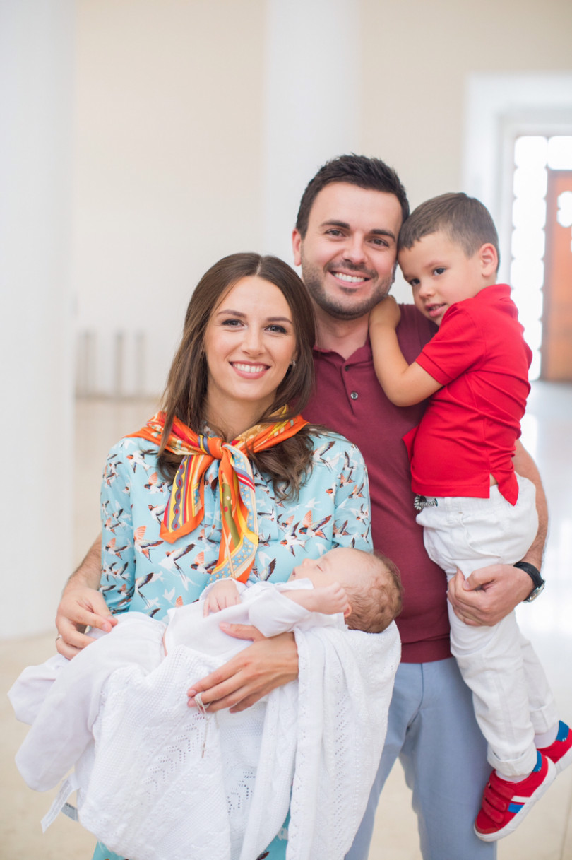 Григорий Решетник с женой сыновьями выписались из роддома