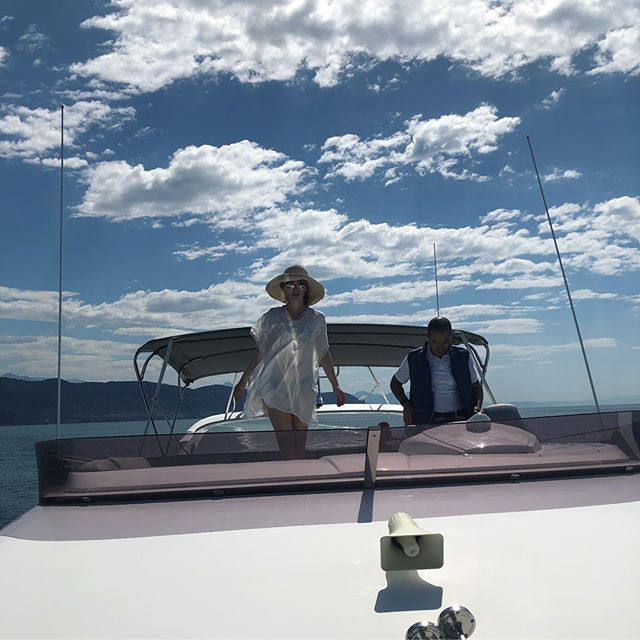 Альбина Джанабаева на яхте