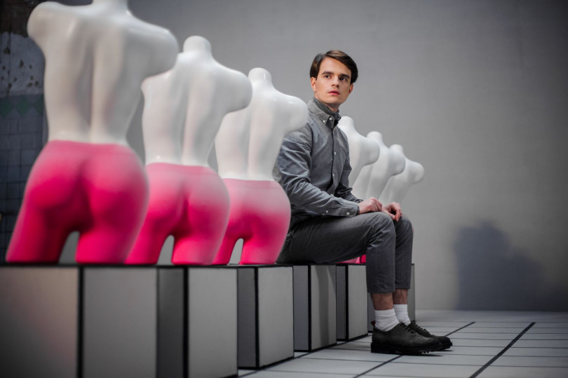 Brunettes Shoot Blondes