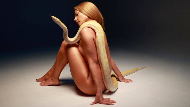 Голая Тина Кароль в шокирующей фотосессии со змеей