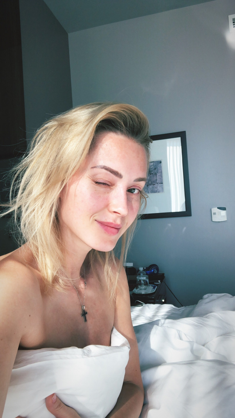 Аида Николайчук а Америке сделала постельное селфи