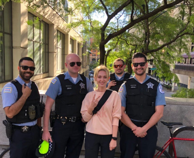 Аида Николайчук позирует с полицией в США