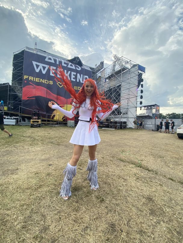 Светлана Тарабарова в белом наряде на фестивале Атлас