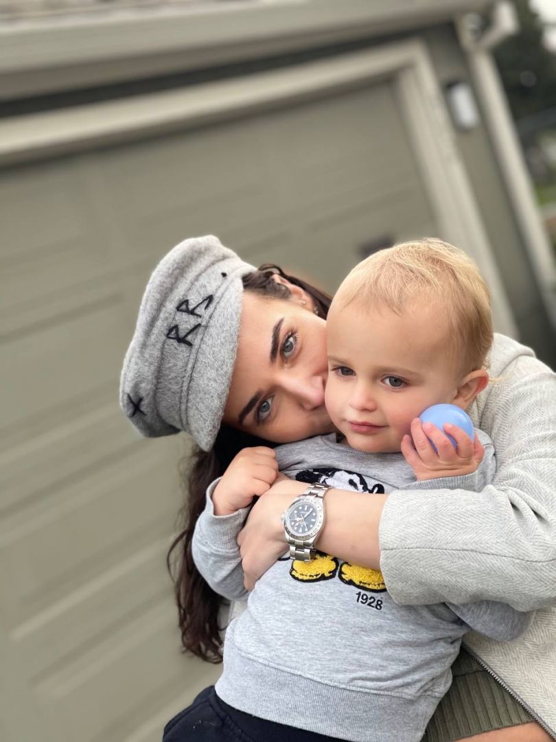Маша Фокина целует сына