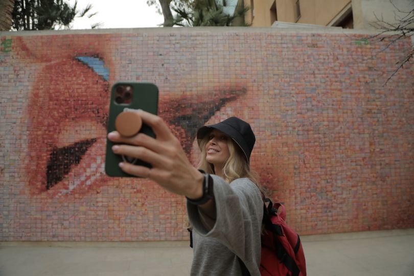 Вера Брежнева делает селфи в Барселоне