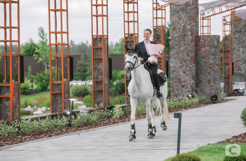 Участник 2 сезона шоу Холостячка Роман-стоматолог едет к Злате Огневич на белом коне