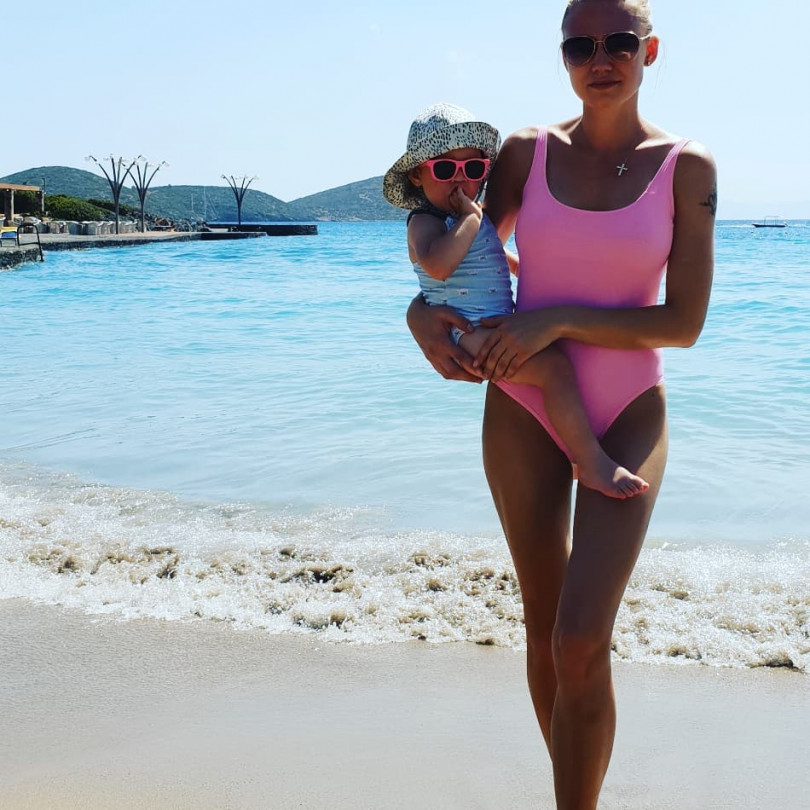 Оксана Акиньшина улетела на отдых после развода 