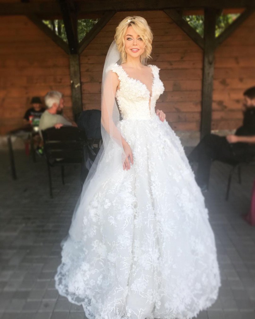Алина Гросу заинтриговала фотографией в свадебном платье