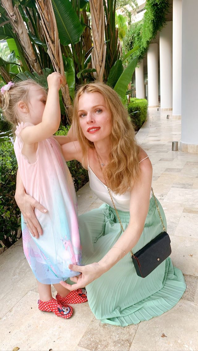 Ольга Фреймут обнимает младшую дочь