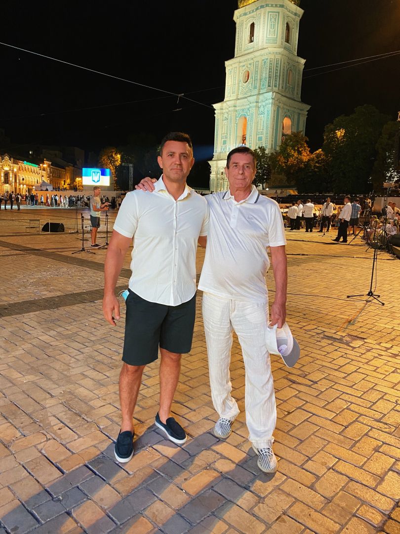 Николай Тищенко и его отец Николай Петрович на Софийской площади