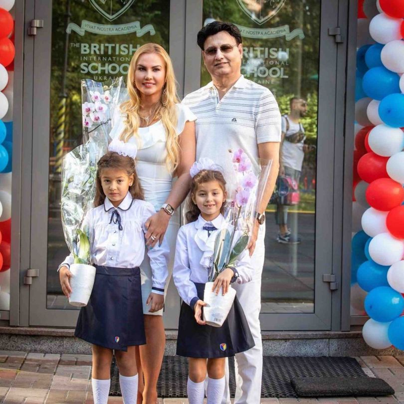 Камалия с мужем и детьми возле школы
