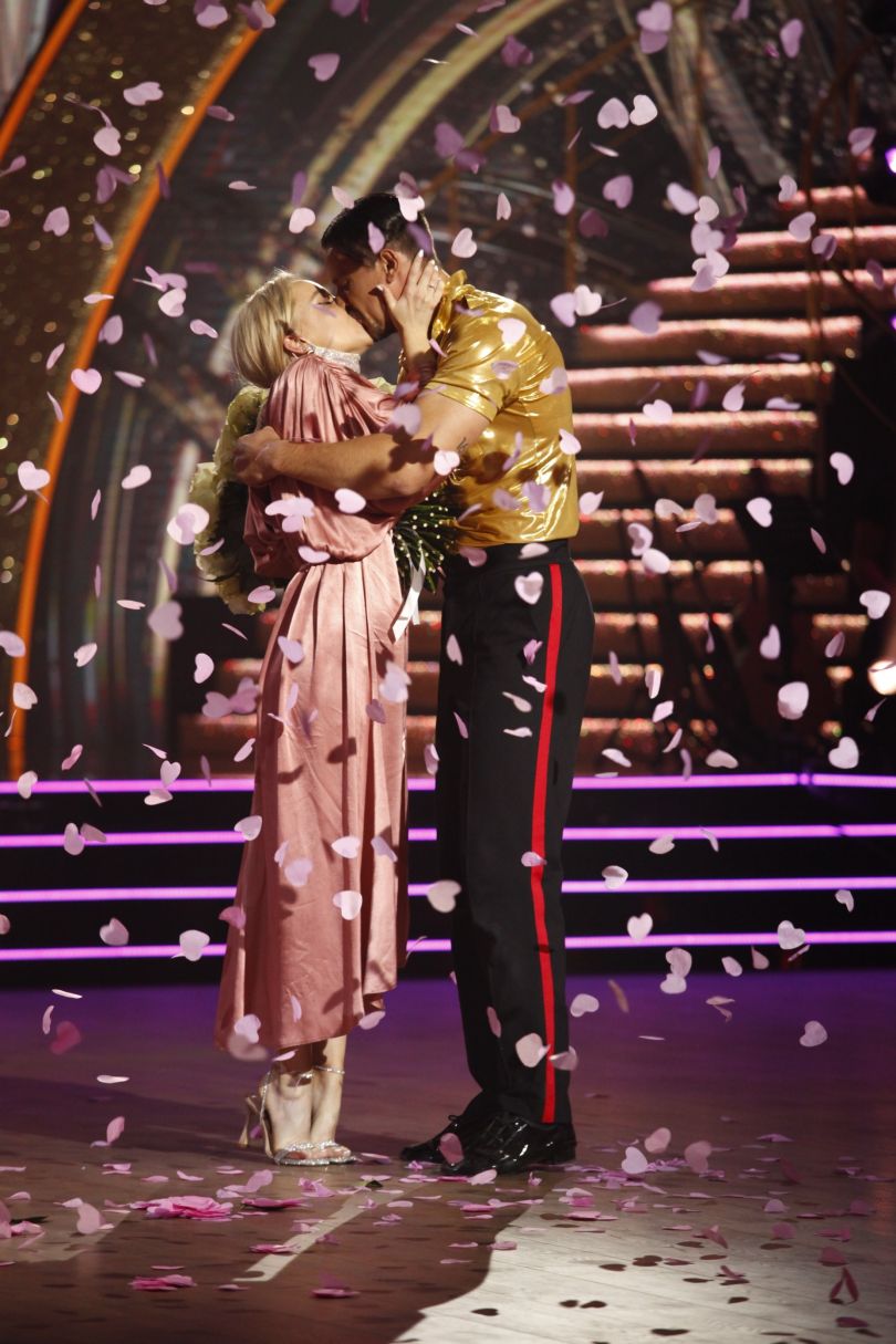 Тарас Цымбалюк целует свою девушку Тину