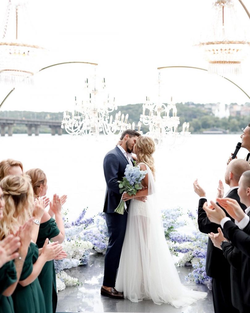Никита Добрынин и Даша Квиткова целуются на свадьбе