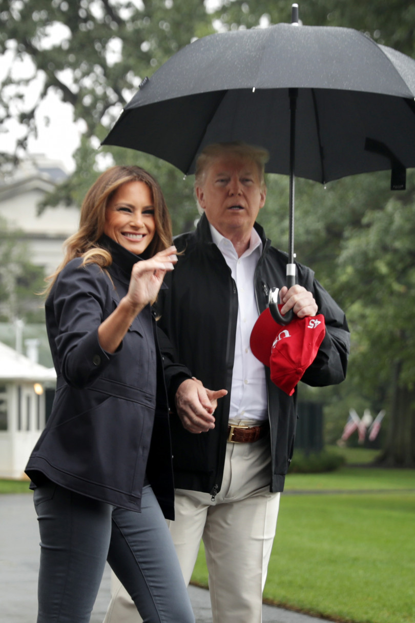Дональд Трамп не поделился с женой своим зонтом