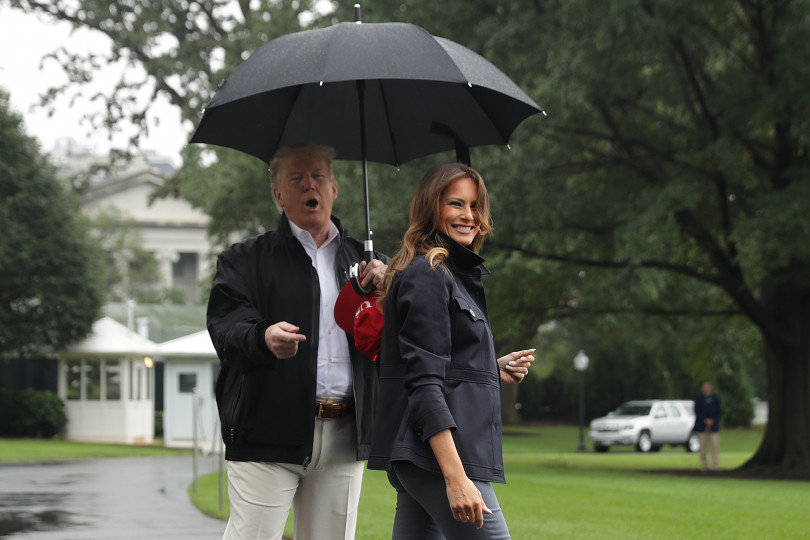 Дональд Трамп не поделился с женой своим зонтом