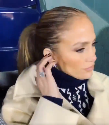 Дженнифер Лопес показала кольцо