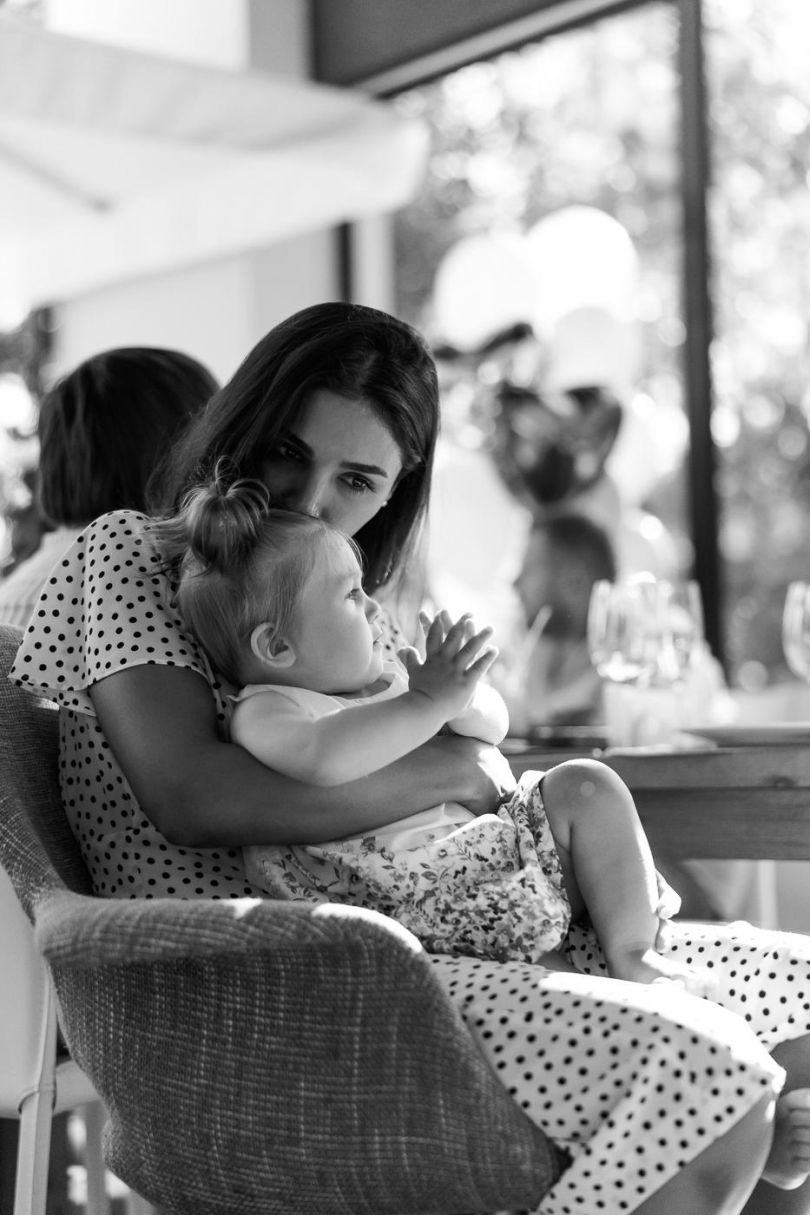 Санта Димопулос целует дочь