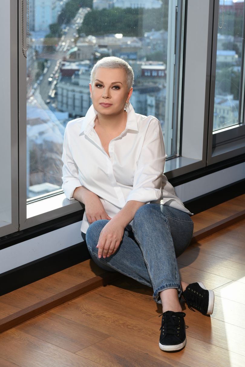 Алла Мазур с ультракороткими волосами