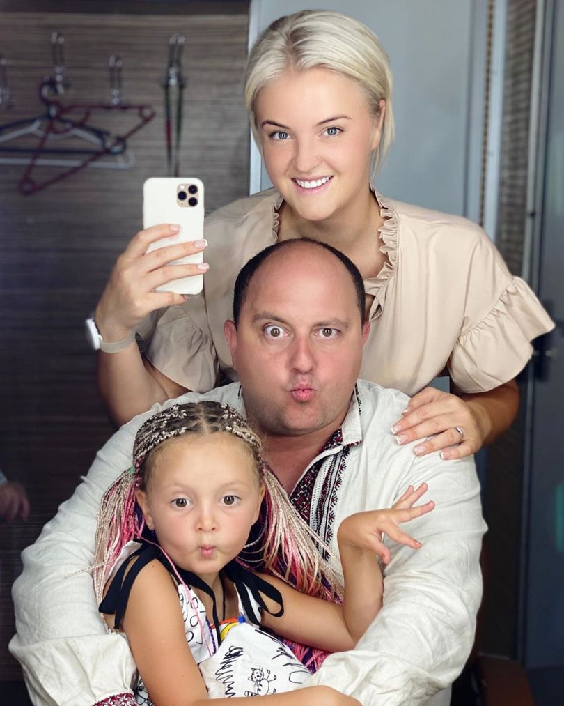 Юрий Ткач с женой и дочкой делают селфи