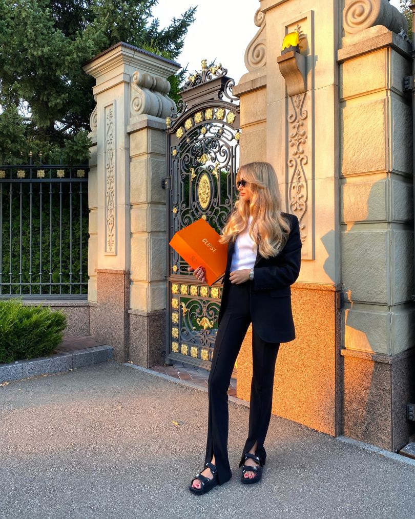 Алла Барановская с боксом косметики