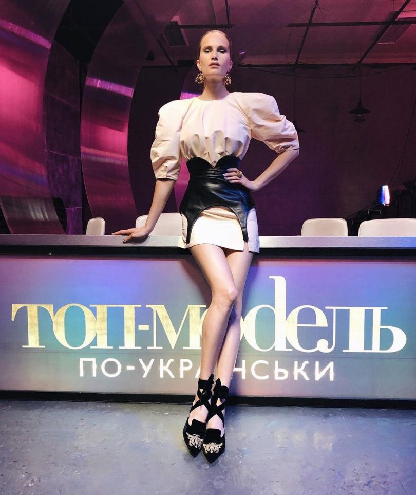 Алла Костромичева в мини-платье с баской