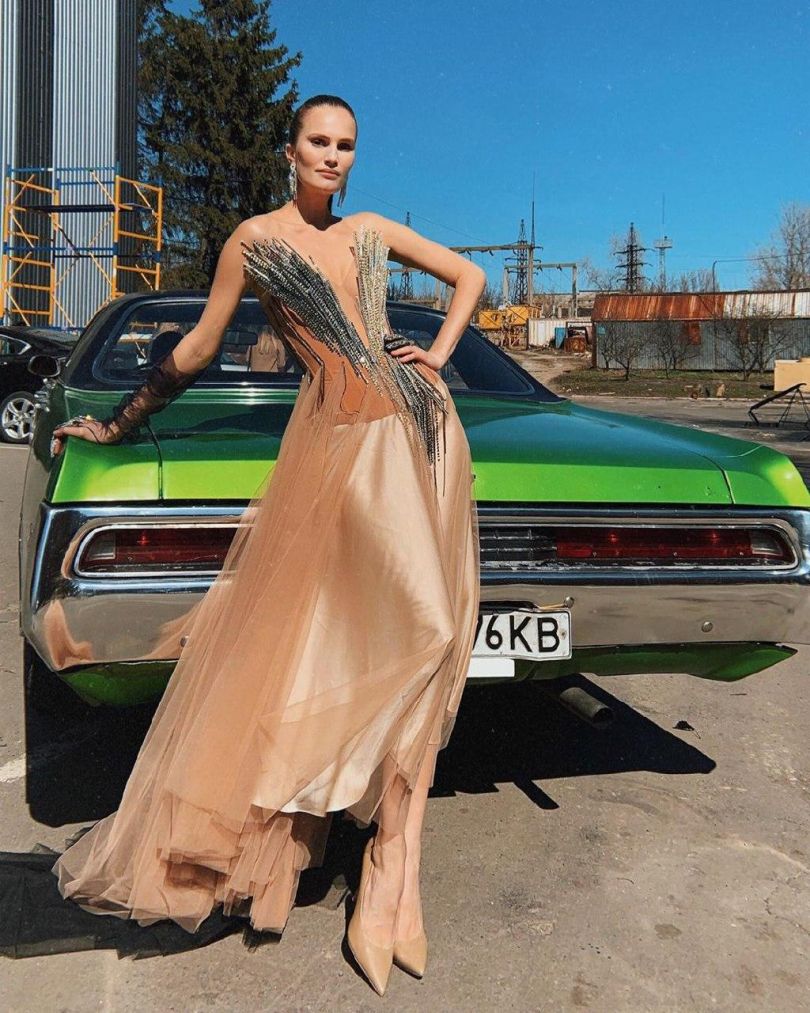 Алла Костромичева в бежевом платье с камнями