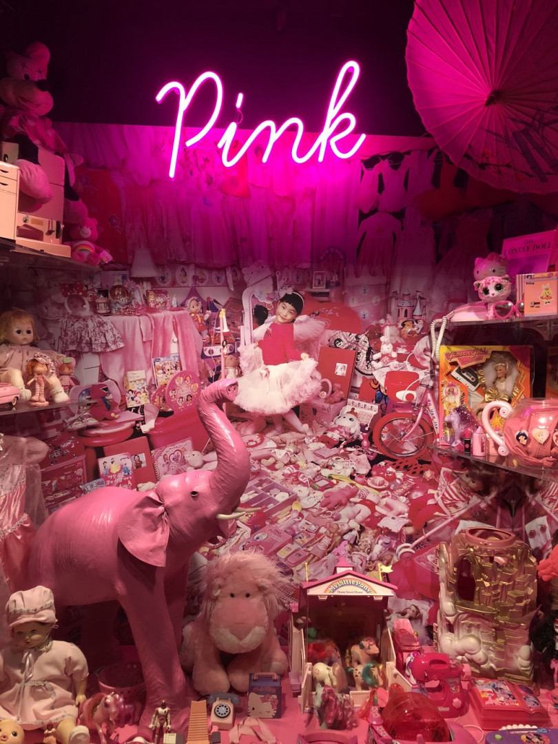 От Christian Dior и Gucci до Mary Kay: в Нью-Йорке открылась выставка, посвященная розовому цвету