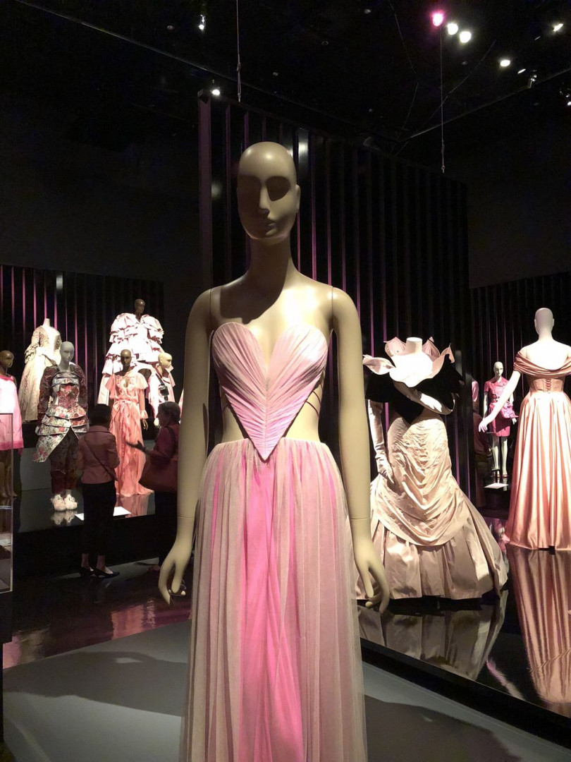 От Christian Dior и Gucci до Mary Kay: в Нью-Йорке открылась выставка, посвященная розовому цвету