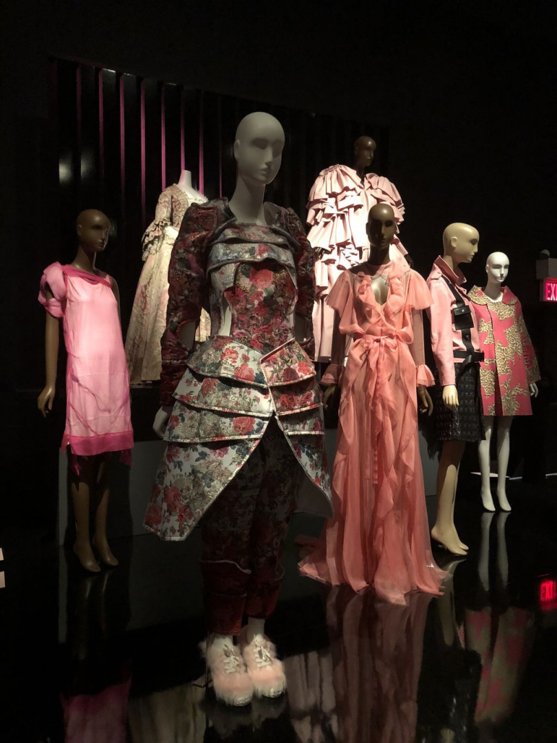 От Christian Dior и Gucci до Mary Kay: в Нью-Йорке открылась выставка, посвященная розовому цвету