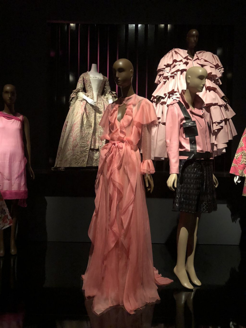 От Christian Dior и Gucci до Mary Kay: в Нью-Йорке открылась выставка, посвященная розовому цвету