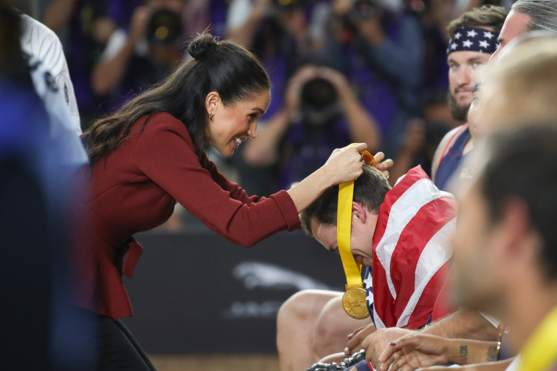 Меган Маркл подчеркнула беременный живот блузой с баской