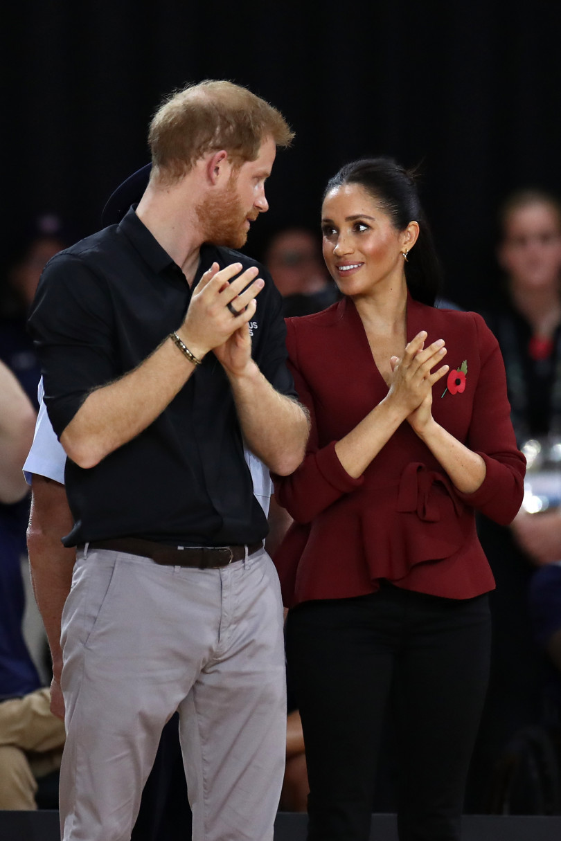 Меган Маркл подчеркнула беременный живот блузой с баской