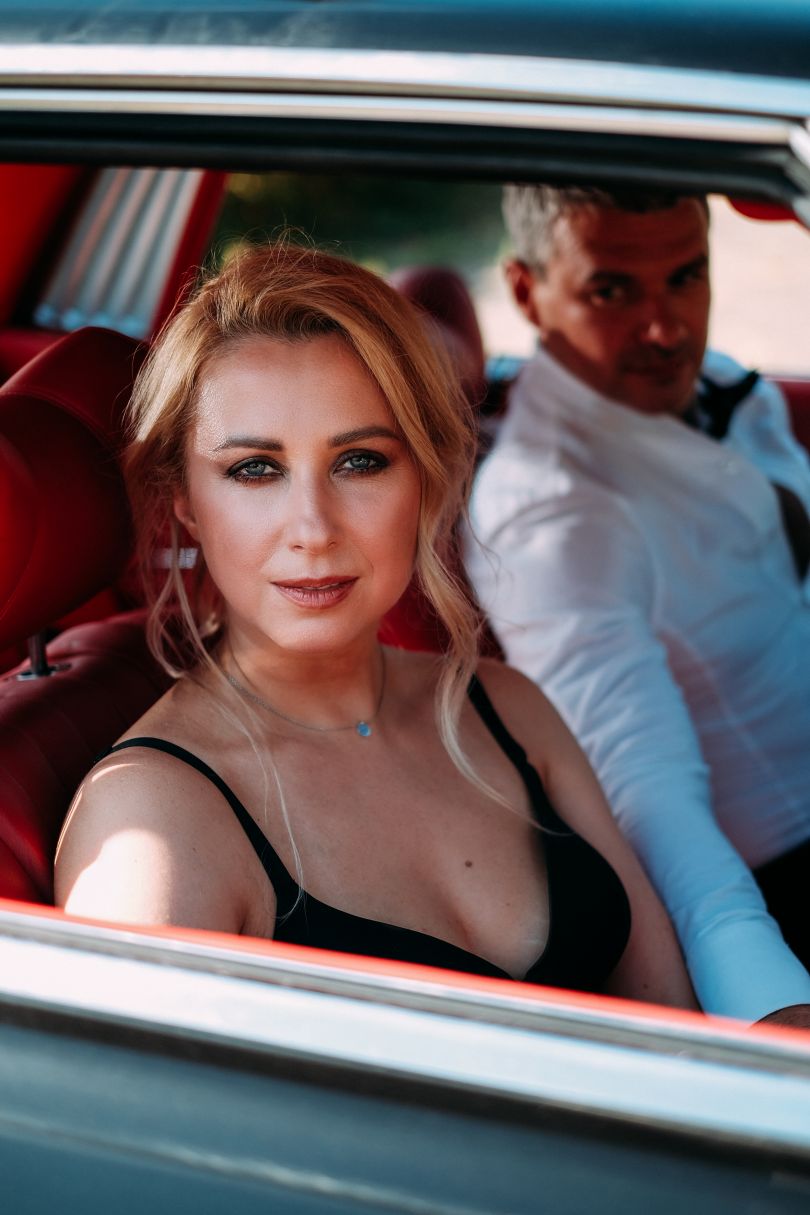 Тоня Матвиенко и Арсен Мирзоян в машине