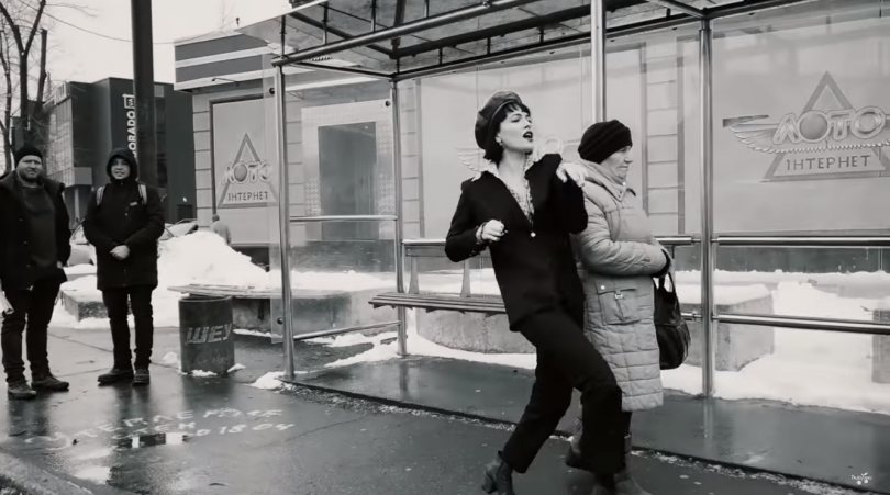 Даша Астафьева танцует под песню 