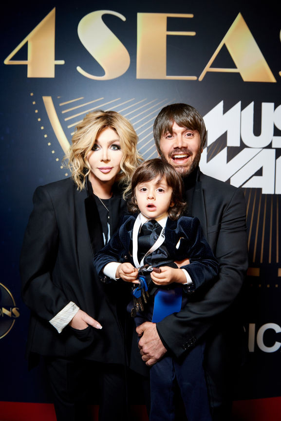 Ирина Билык и Аслан Ахмадов на красной дорожке М1 Music Awards