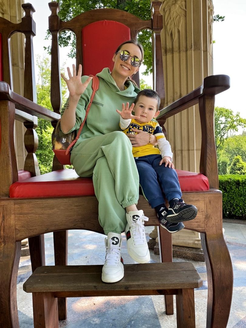 Анна Ризатдинова обнимает сына