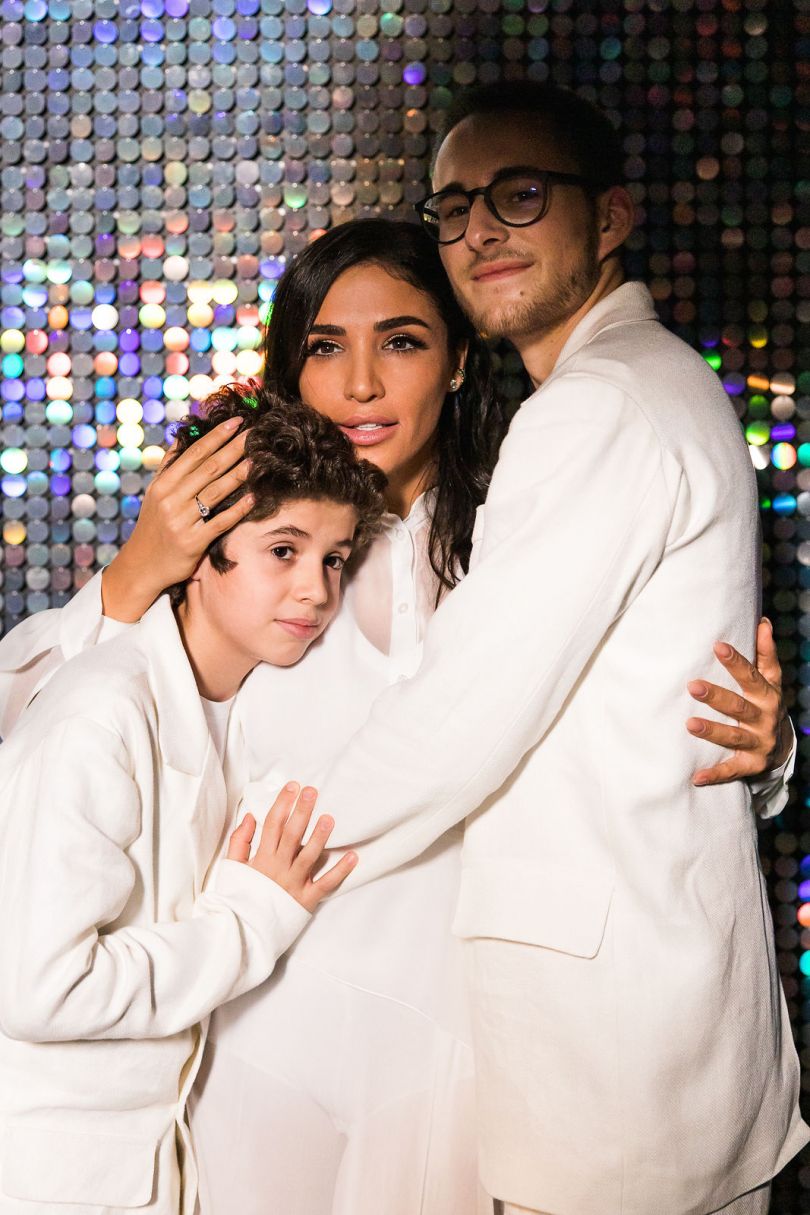 Санта Димопулос обнимает сыновей