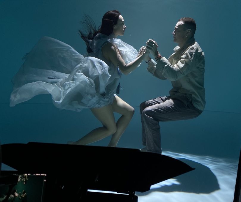 Dj NANA и Руслан Квинта в бассейне под водой