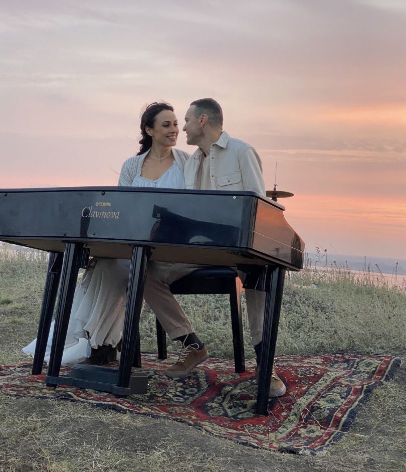 Dj NANA и Руслан Квинта на роялем на природе