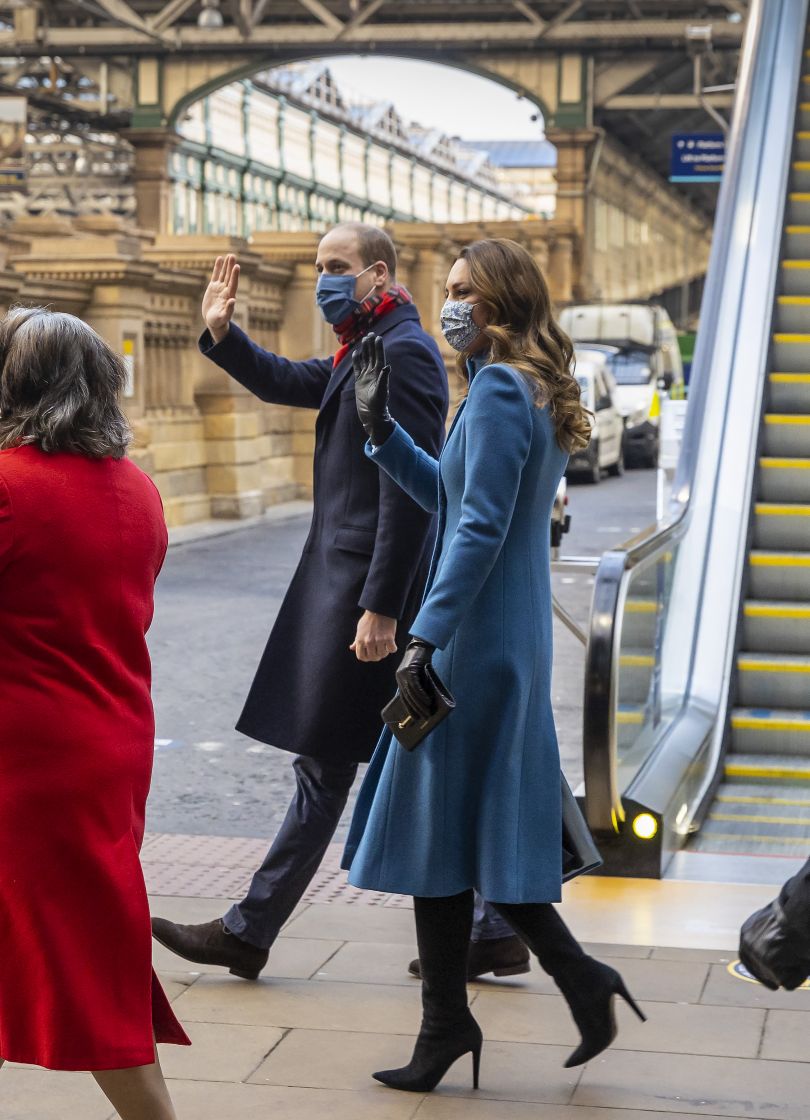 Принц Уильям и Кейт Миддлтон приветствуют публику в Шотландии