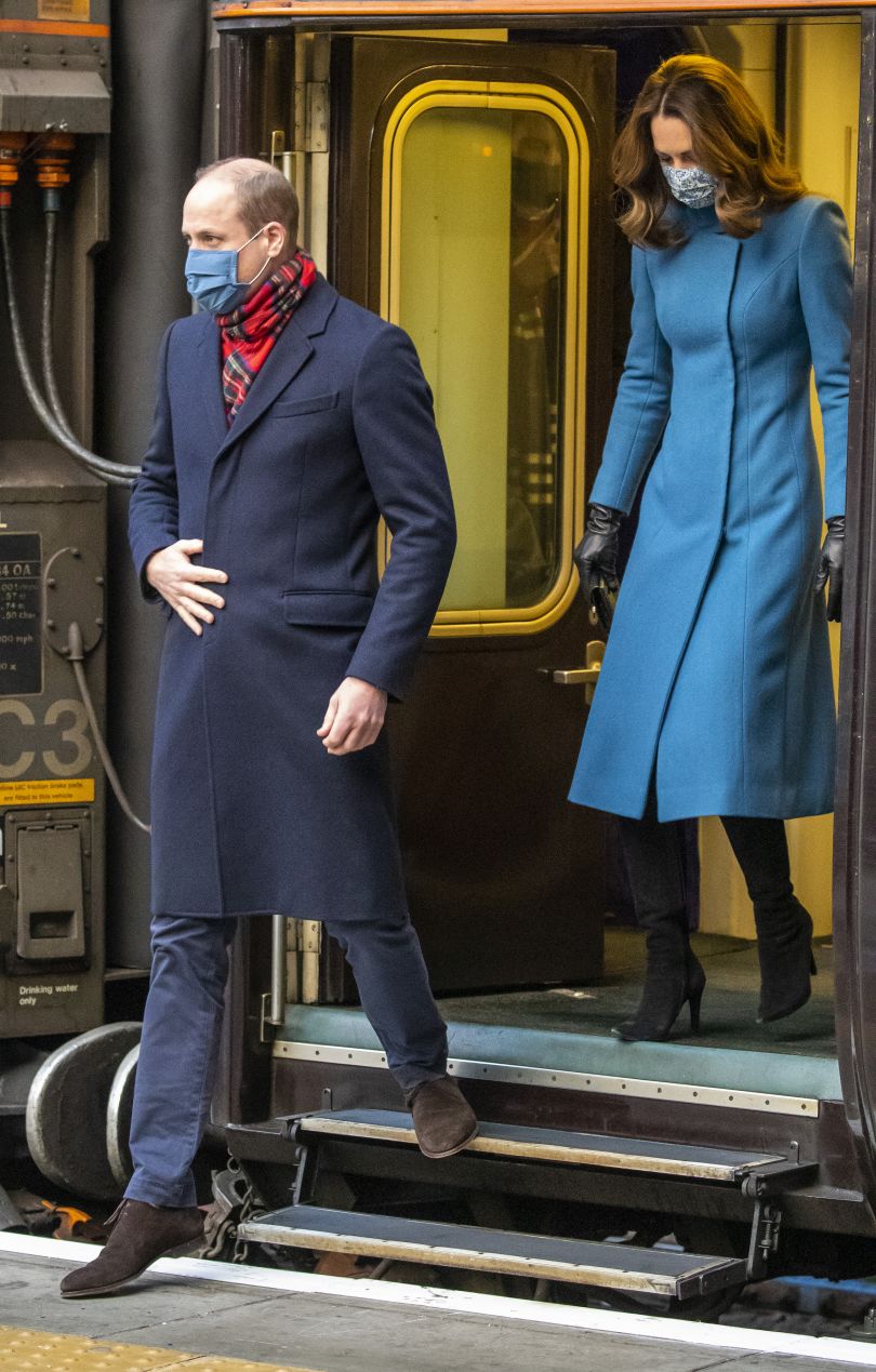 Принц Уильям и Кейт Миддлтон выходят из поезда