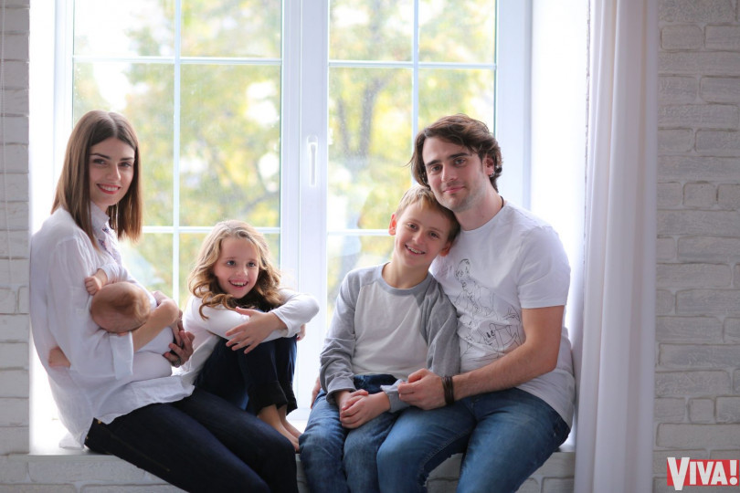 Милош Елич с женой и детьми