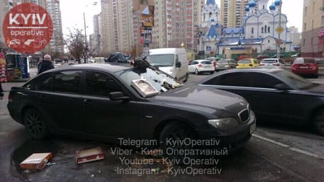 Машину Андрея Джеджулы засыпали мусором за парковку на остановке