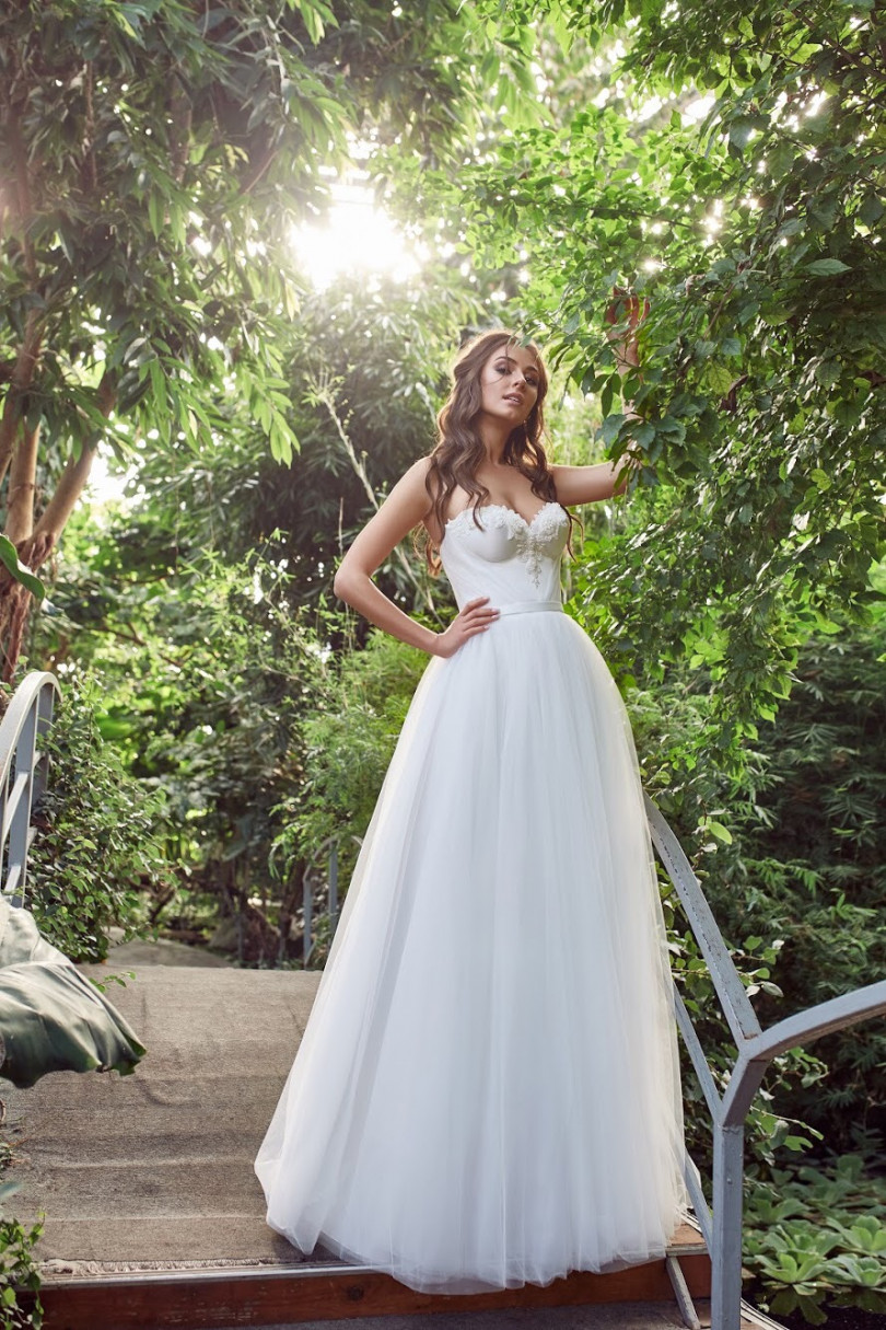 Победительница шоу &laquo;Холостяк-6&raquo; Алена Лесык представила коллекцию свадебных платьев